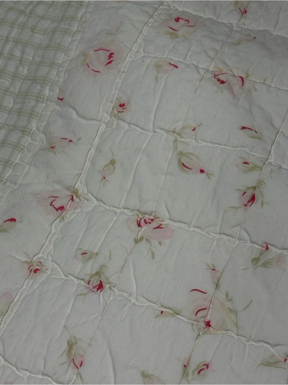 Vintage-style shabby chic pink & green floral rose patchwork quilt. full/queen - Picture 12 of 13